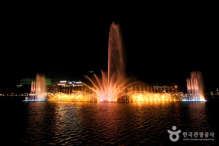 Vue de nuit de l'étang de Suseong avec un spectacle de fontaine musicale - Jung-gu, Daegu, Corée du Sud (https://codecorea.github.io)