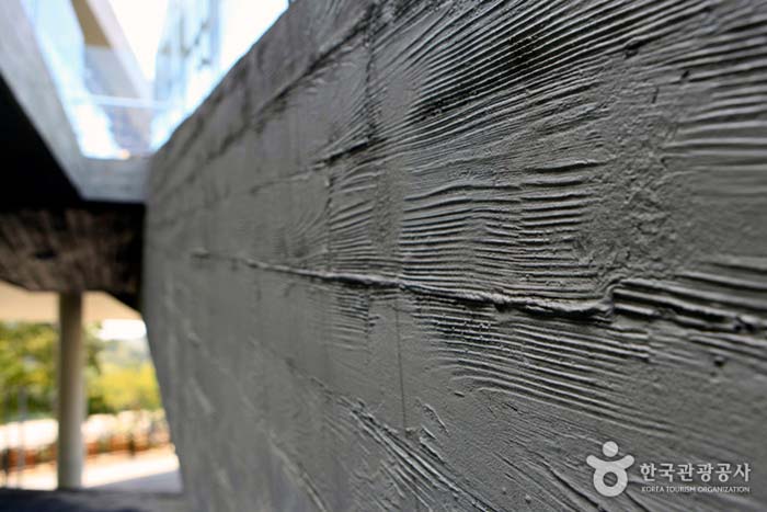 Building concrete wall wood pattern - Namdong-gu, Incheon, Korea (https://codecorea.github.io)