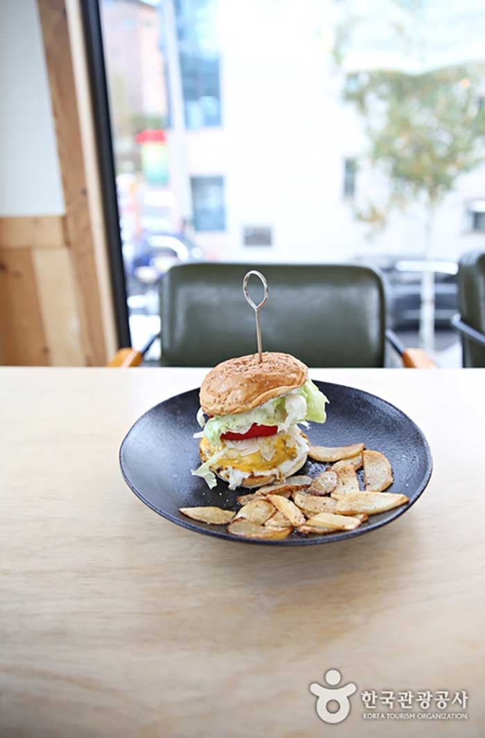 Korobays Signature Burger - Pyeongchang-Pistole, Gangwon, Südkorea (https://codecorea.github.io)