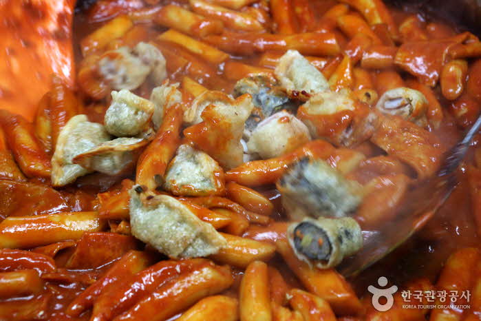 Tteokbokki et tempura mélangés à une sauce épicée - Wonju, Gangwon, Corée du Sud (https://codecorea.github.io)