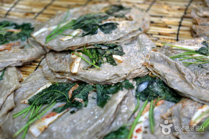 Le jeon de sarrasin dégusté sur le marché rural de Gangwon-do devient un souvenir - Wonju, Gangwon, Corée du Sud (https://codecorea.github.io)