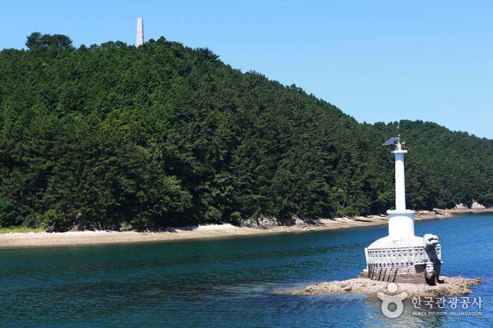 Turtle Lighthouse and Hansan Great Monument - Tongyeong, Gyeongnam, Korea (https://codecorea.github.io)
