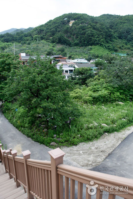 Vue depuis les escaliers descendant vers le village de Socheol Dal depuis la gare de Sobaeksan - Yeongju, Gyeongbuk, Corée (https://codecorea.github.io)