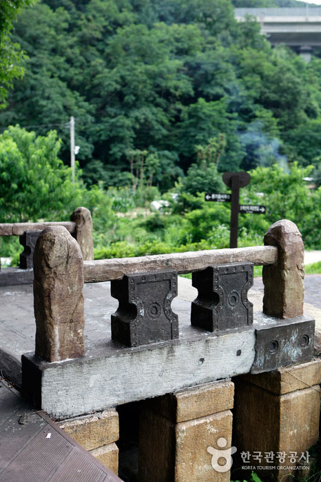 El llamativo modelo de pierna del refugio de hierro es llamativo - Yeongju, Gyeongbuk, Corea (https://codecorea.github.io)