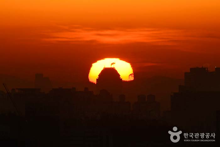 Fahren Sie mit der U-Bahn von Seoul und unternehmen Sie einen Ausflug bei Sonnenaufgang in die Innenstadt - Korea, Seoul
