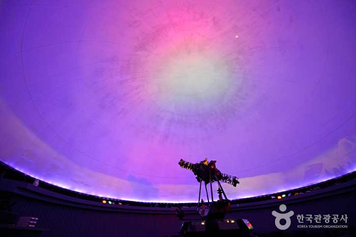 Salle de projection astronomique de l'observatoire Byeolmaro - Pyeongchang-gun, Gangwon, Corée du Sud (https://codecorea.github.io)