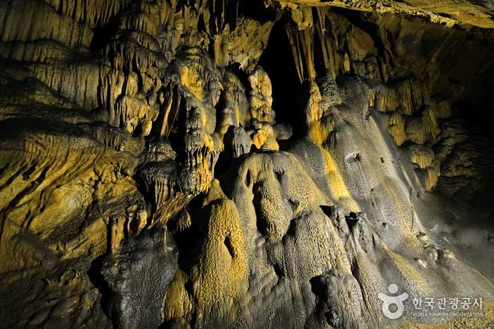 Stalaktiten schmücken die Höhlenwand - Pyeongchang-Pistole, Gangwon, Südkorea (https://codecorea.github.io)