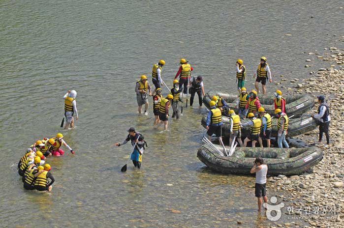 Les exercices d'échauffement sont essentiels avant de commencer le rafting - Pyeongchang-gun, Gangwon, Corée du Sud (https://codecorea.github.io)