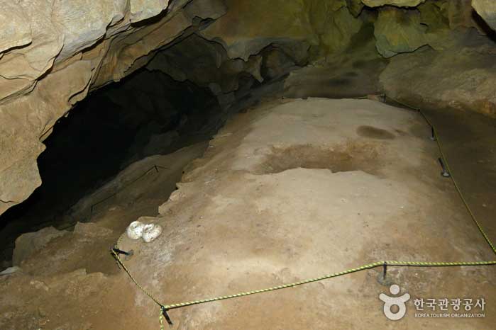 Sentier Ondol restant à l'entrée de la grotte de Baekyong - Pyeongchang-gun, Gangwon, Corée du Sud (https://codecorea.github.io)