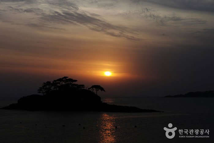 Sol Island Sunset in front of Jeonbuk Student Maritime Training Center - Buan-gun, Jeonbuk, Korea (https://codecorea.github.io)