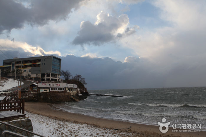 Вечерний пляж Гаппо с сильным снегопадом - Буан-гун, Чонбук, Корея (https://codecorea.github.io)