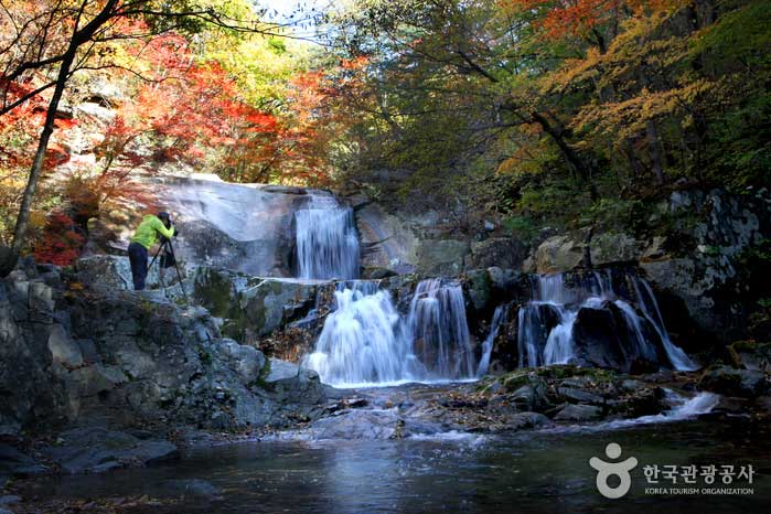 Ethanol Falls, une marque de commerce de Bangtaesan Natural Recreation Forest - Inje-gun, Gangwon, Corée du Sud (https://codecorea.github.io)
