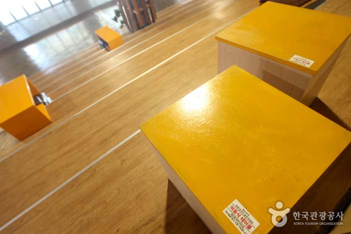 La mesa móvil se puede llevar a cualquier parte con asientos escalonados. - Suncheon, Jeonnam, Corea (https://codecorea.github.io)