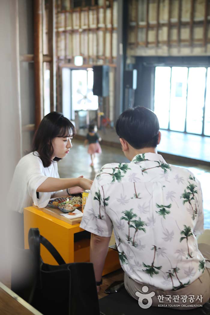Couple Eating Beer and Fried Rice - Suncheon, Jeonnam, Korea (https://codecorea.github.io)