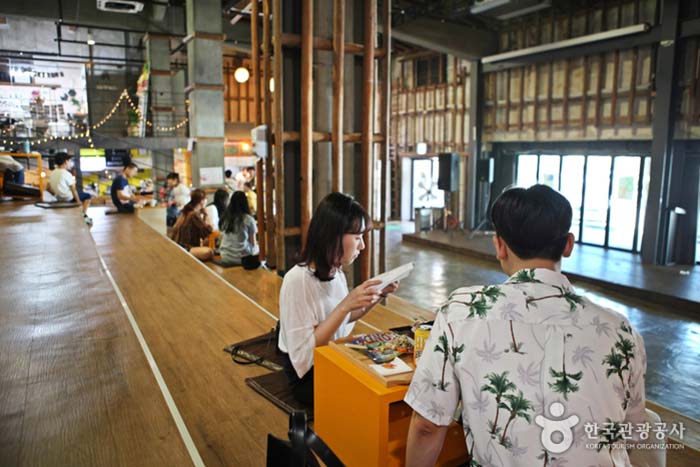 Les gens passent du temps dans un entrepôt pour jeunes - Suncheon, Jeonnam, Corée (https://codecorea.github.io)