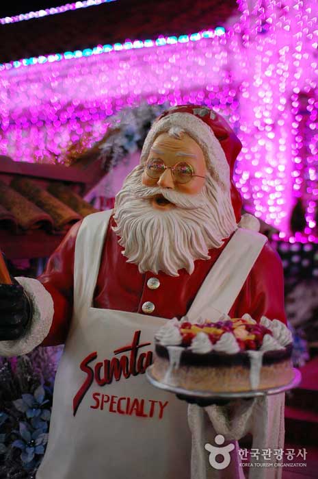 Santa prepares sweet cake as a gift - Cheongdo-gun, Gyeongbuk, South Korea (https://codecorea.github.io)