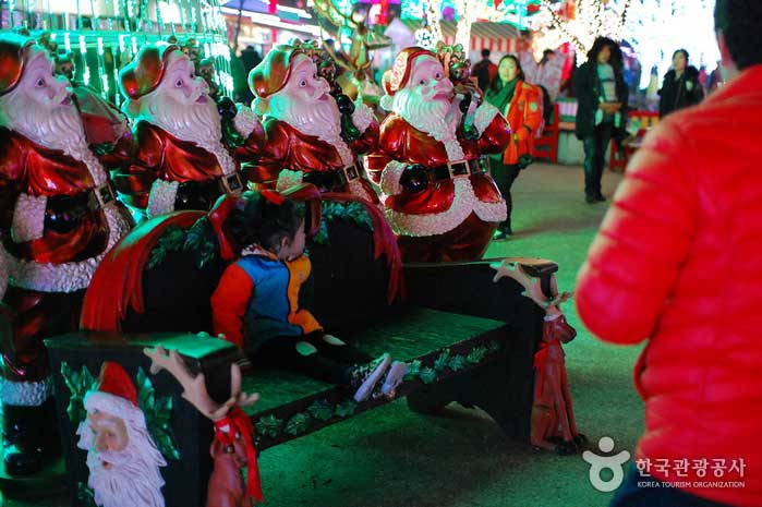 I'm excited about Santa and my kids taking pictures - Cheongdo-gun, Gyeongbuk, South Korea (https://codecorea.github.io)