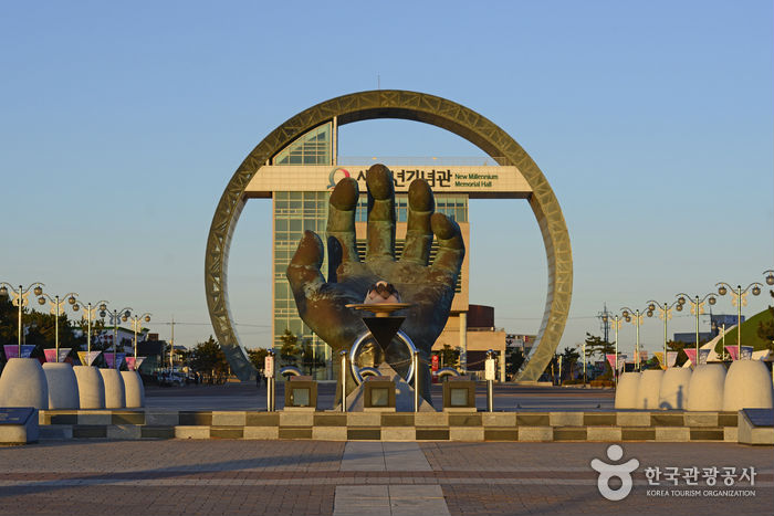 Win-win hands and eyes of a thousand years - Pohang, Gyeongbuk, Korea (https://codecorea.github.io)