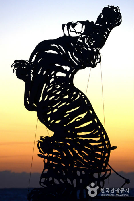Skulptur, die die koreanische Halbinsel in Form eines Tigers darstellt - Pohang, Gyeongbuk, Korea (https://codecorea.github.io)