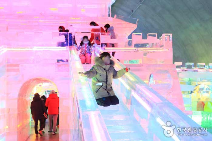 Kleiner Junge, der die Eisskulpturrutsche herunterkommt - Hwacheon-gun, Gangwon-do, Korea (https://codecorea.github.io)