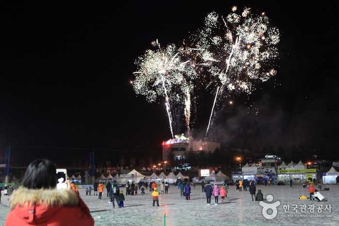 Bunte Feuerwerksshow zur Eröffnung des Bergforellenfestivals - Hwacheon-gun, Gangwon-do, Korea (https://codecorea.github.io)