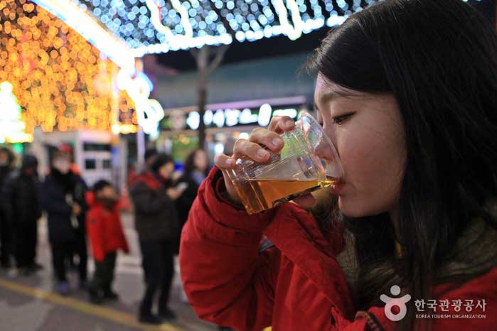 Touristen bringen ein verkostendes Bier mit - Hwacheon-gun, Gangwon-do, Korea (https://codecorea.github.io)