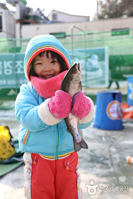 Ein Kind, das gerne wilde Forellen fängt - Hwacheon-gun, Gangwon-do, Korea (https://codecorea.github.io)