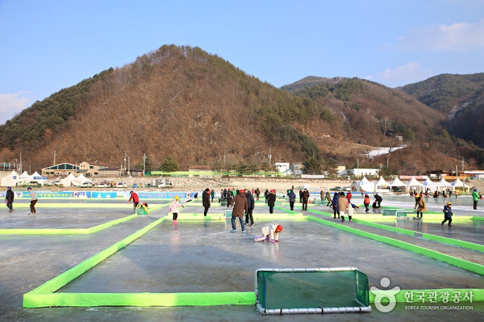 Football glissant sur glace - Hwacheon-gun, Gangwon-do, Corée (https://codecorea.github.io)