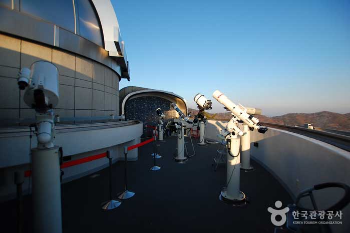 Diferentes tipos de telescopios instalados en la sala de observación auxiliar. - Cheongyang-gun, Corea del Sur (https://codecorea.github.io)