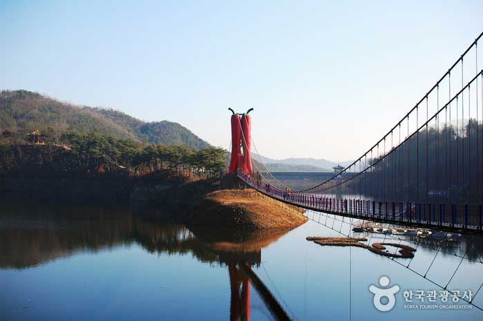 The beautiful view of the ceiling and the bridge - Cheongyang-gun, South Korea (https://codecorea.github.io)