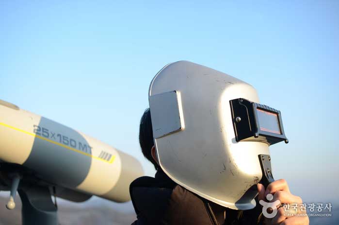 Maske mit polarisierendem Film, der Sonnenflecken beobachten kann - Cheongyang-Pistole, Südkorea (https://codecorea.github.io)