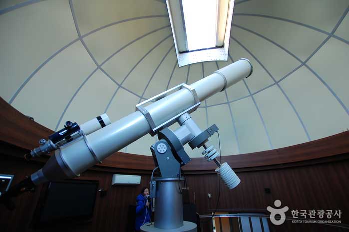 Koreas größtes refraktives Teleskop im Beobachtungsraum installiert - Cheongyang-Pistole, Südkorea (https://codecorea.github.io)