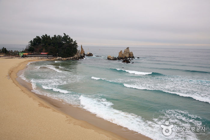 Пляж Чуам, вид с прибрежной тропы Чуам-Джунгсан - Самчхок, Канвондо, Южная Корея (https://codecorea.github.io)