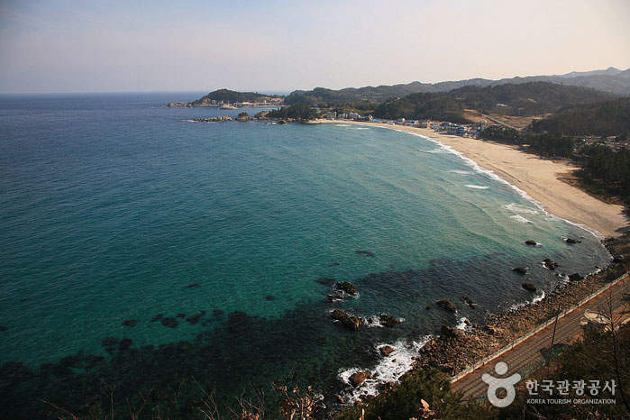 Playa Yonghwa y Puerto Jangho desde lo alto - Samcheok, Gangwon, Corea del Sur (https://codecorea.github.io)