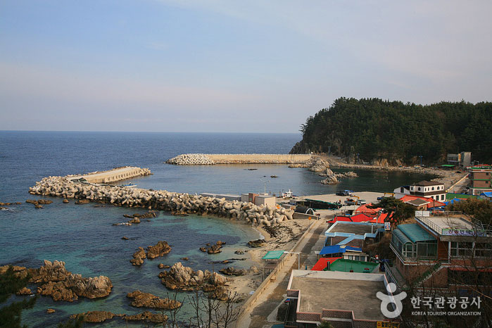 Galnam Port mit schönem Wasser und Dorf - Samcheok, Gangwon, Südkorea (https://codecorea.github.io)