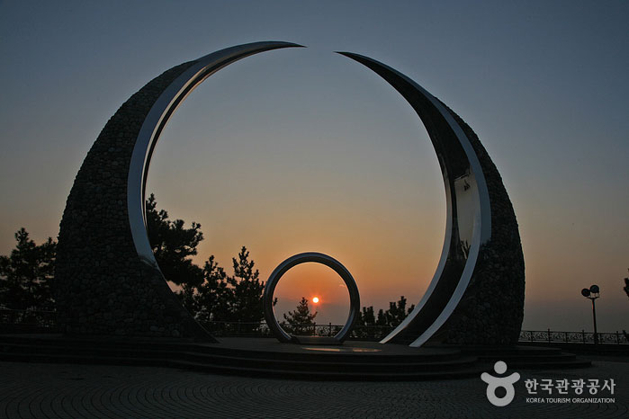Lever du soleil vu de la tour de l'espoir sur la route côtière du millénaire - Samcheok, Gangwon, Corée du Sud (https://codecorea.github.io)