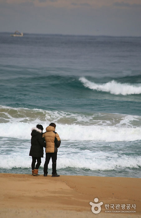 Amantes en la playa de Samcheok mirando el océano - Samcheok, Gangwon, Corea del Sur (https://codecorea.github.io)