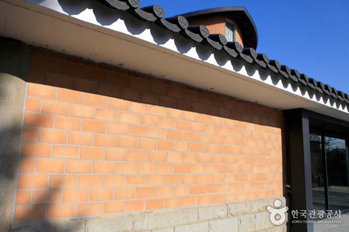 Ziegelstein des chinesischen Neujahrskunstzentrums, das in asanem Boden gebacken wird - Asan, Chungnam, Südkorea (https://codecorea.github.io)