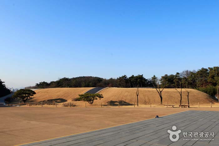 Außenansicht der Chungmuong Yi Sunshin Memorial Hall, die an Hügel erinnert - Asan, Chungnam, Südkorea (https://codecorea.github.io)
